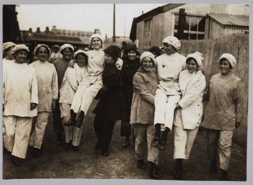 British Munitions Heroines Rewarded. Miss Annie Rose (left) and Miss Lily Smith (right) who have been awarded the Medal of the Order of the British Empire. Miss Rose has lost two fingers, and Miss Smith has lost her left hand. Despite these handicaps both girls resumed duties at their own request