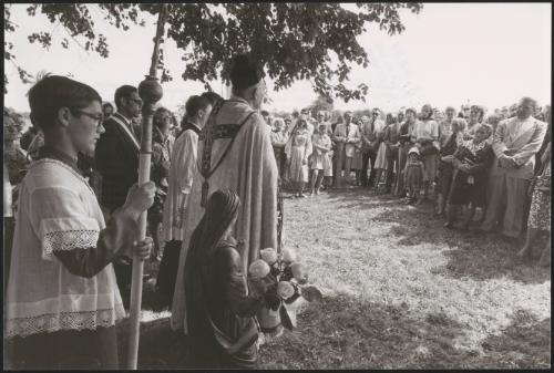 A traditionalist mass celebrated by the Mayor of Lametze, Ardennes, in solidarity with the schismatic ideas of Mgr Lefebvre
