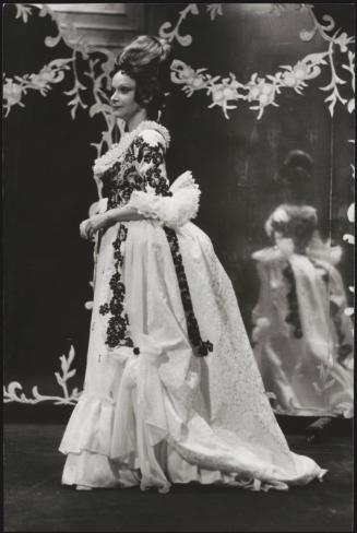 Maria Grazia Bon performing on stage
