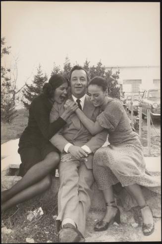 Philippe Noiret, Marilù Tolo and Francesca Romana Coluzzi on the set of the film 'Siamo tutti in libertà provvisoria'