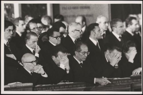 A large crowd of mourners at a funeral, including Amintore Fanfani, Benigno Zaccagnini, Giulio Andreotti, Emilio Colombo and Flaminio Piccoli 