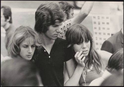 An Italian 'Pappagalli' man with two female tourists 