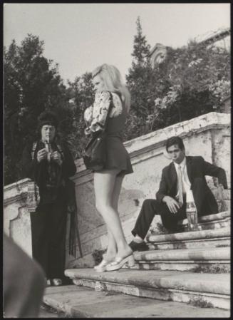 An Italian 'Pappagalli' man sits with two female tourists
