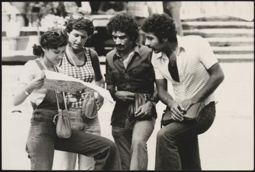 Italian 'Pappagalli' men help a female tourist with her map in Piazza di Spagna