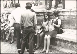 Italian men 'Pappagalli' approaching female tourists at the Trevi fountain