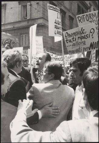 Bartenders, shopkeepers and employees of night clubs demonstrate for fairer contracts