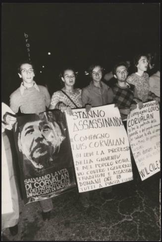 A line of young people marching with banners calling for Italy to mobilise in the fight to save the Chilean Communist leader Luis Corvalán, arrested in 1973, and help the Chilean patriots threatened with death
