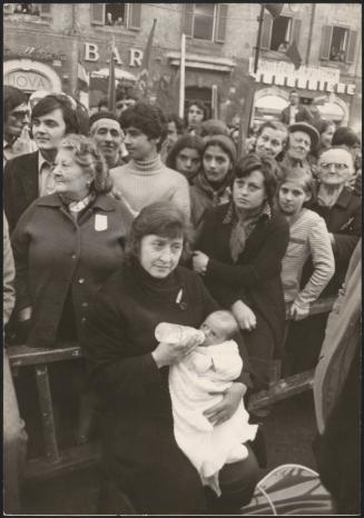 Crowd waiting to meet politician Giancarlo Pajetta
