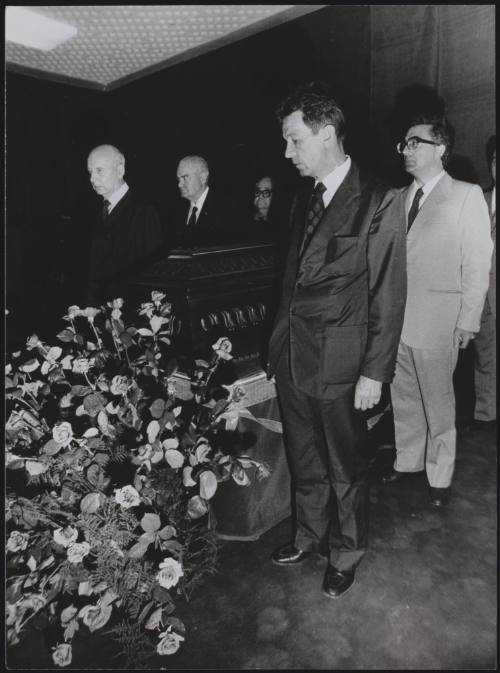 Photograph from Communist Party politician Pietro Secchia's funeral in 1973. Friends prepare to carry the coffin, among them Arturo Colombi, Giancarlo Pajetta, Armando Cossutta and Enrico Berlinguer