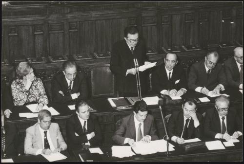 Giulio Andreotti addressing an assembly room of politicians including Giuseppe Zamberletti, Tina Anselmi, Francesco Cossiga, Franco Evangelisti and Tommaso Morlino