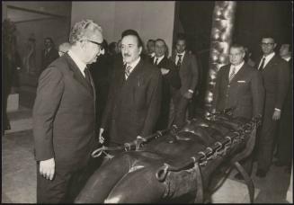 Giovanni Leone and other politicians looking at a sculpture at an exhibition opening