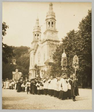 Procession of pilgrims, the old Basilica