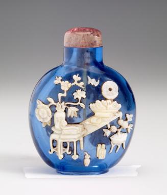 Snuff bottle in blue glass and mother of pearl on oval foot rim