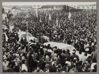 [Thousands of people gathered to welcome the return of Juan Domingo Perón to Argentina]
