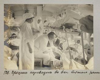 Process of bandaging in the car for seriously wounded