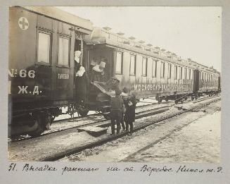 Disembarkment of wounded at Verebie station of Nikolskaia railway