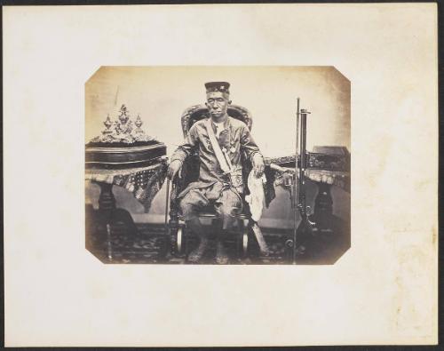 80. Le roi de Siam d'après une photographie faite à Bangkok (Siam) sons la direction de F. Bocours