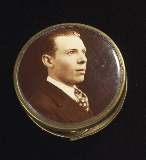 Powder compact: Lid inset with portrait of man
