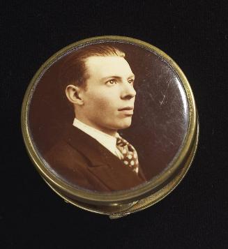 Powder compact: Lid inset with portrait of man