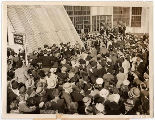 Zeppelin Draws the Crowds