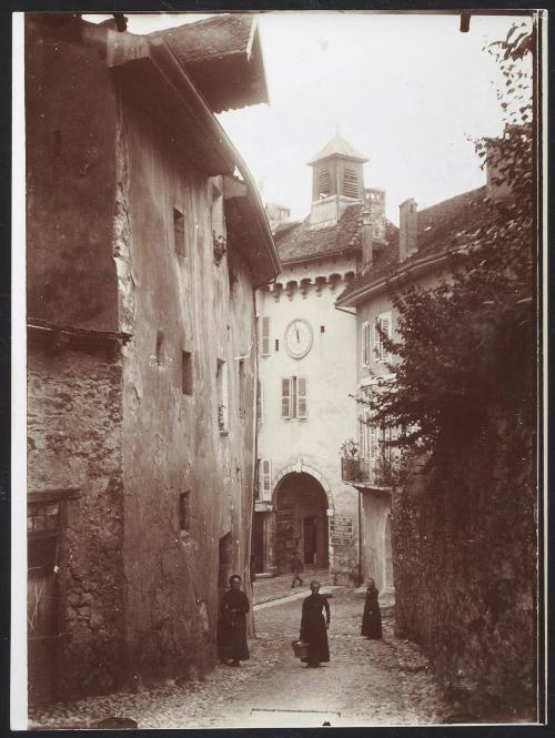 Annecy - Ste Claire clock tower
