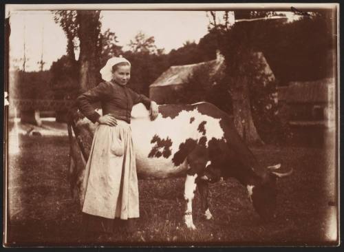 Guingamp - Jeanne, the milkmaid of the Salles' house, Yves Urvoy