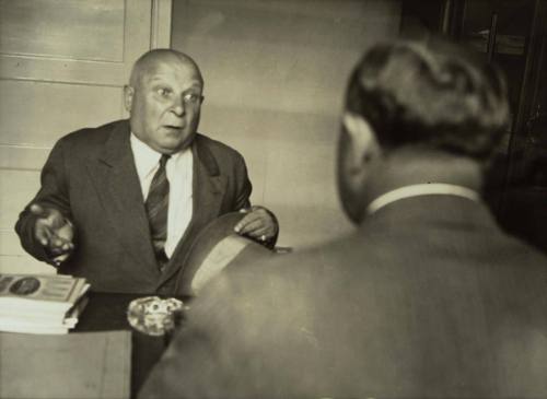 The Police Summons: A psychological photo story by Dr. Thoma: "I'm sorry, Mr… Chief Constable, but I don't have a dog …". Inspector: "Aren't you Mr. M-e-I-e-r?"