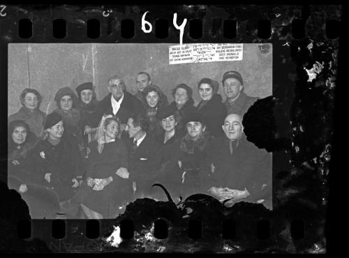 The marraige of Henryk Ross and Stefania Schoenberg: seated group