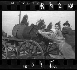 The removal of feces in the ghetto by men and women workers