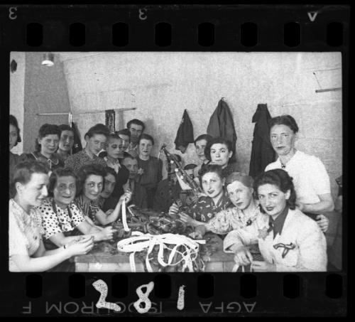 Women working in a workshop ("ressort") in the ghetto