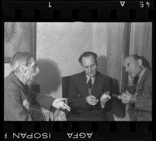 Dr. Oskar Rosenfeld (left) and Dr. Oskar Singer (right), authors of the Chronicle of the Lodz Ghetto, with Weksler, clandestine radio listener in the ghetto