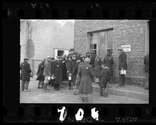 Residents lining up outside the soup kitchen  ('Kuche 464')
