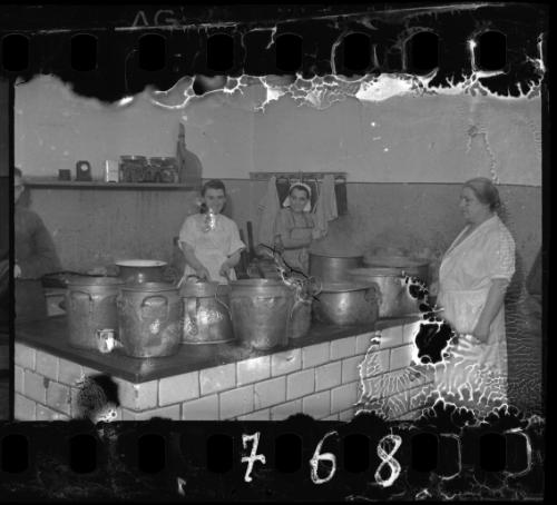 Women workers in the soup kitchen