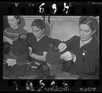 Women making hats in a ghetto workshop ("ressort")