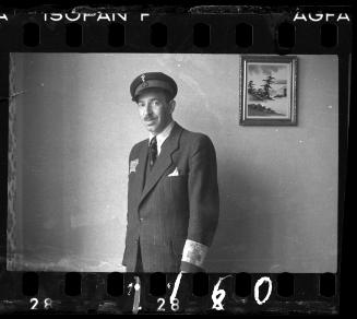 A man in uniform, with a red cross on his armband that says: 'doctor' in German