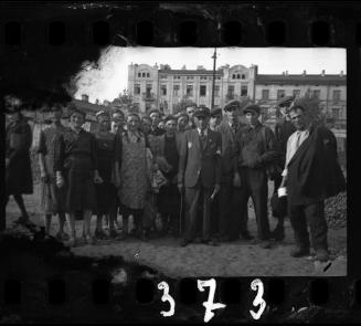 Jewish policeman standing with a group of  residents in front of a pile of potatoes