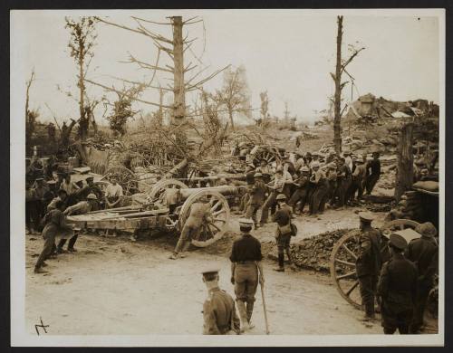Men handling a big howitzer