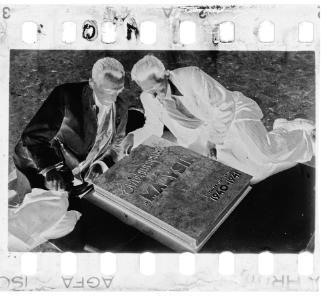 Henryk Ross and colleague with "Album on Marysin"