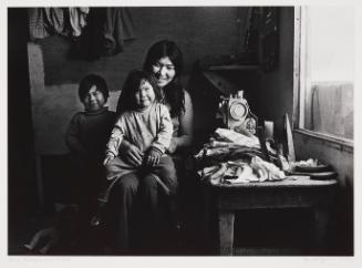 Mona Paluloosie and her children (sewing machine, iron)