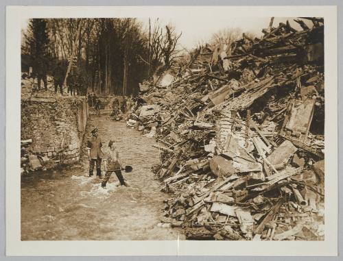 [Ruins of the chateau at Caulaincourt, on the Omignon River, 21 April 1917]